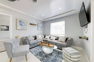 Image de Patio & Heated Swim Spa Access: Home in Hollywood