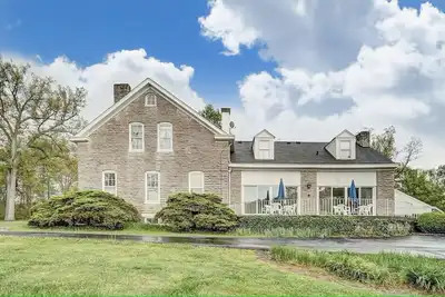 Image de 2 Spacious Homes totaling 8-bedrooms with in-ground Pool and Hot Tubs