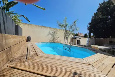 Image de Maison Type 2 toute équipée avec piscine et terrasse extérieure.
