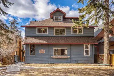 Image de Mountain View Retreat in the heart of Banff - Massive House Sleeps 23