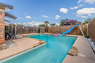 Image de Charming 3br House - Pool, Games, and Grill in Garland