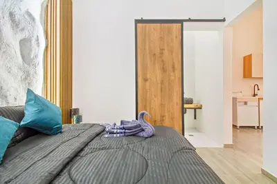 Image de Huge Jacuzzi! 6-bedroom apartment one block from Park LLeras 6 private bathrooms