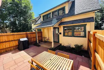 Image de Cozy 2-bedroom bungalow in downtown Boulder with private parking, WiFi & Ac