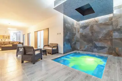 Image de 6-bedroom apartment right next to Park LLears, massive jacuzzi, Ac in all beds.