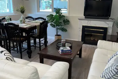 Image de New 2 bedroom suite with private parking and entrance steps away from beach