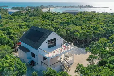 Image de New 2br 2. 5ba Hilltop Villa, French Leave Estates