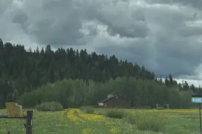 Image de Grandma`s Over-The-River Cabin on a Working Wyoming Ranch