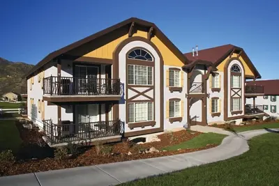 Image de Charming 2-bedroom resort in lovely Midway with gym, indoor pool and more.