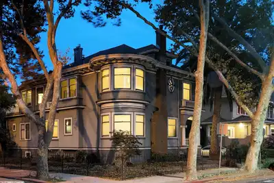 Image de Stay in a historic Victorian built in 1906; walk to downtown San Jose