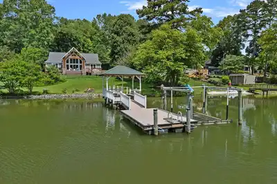 Image de Cast Away by Southern Charm | Lakefront Getaway| Sleeps 7