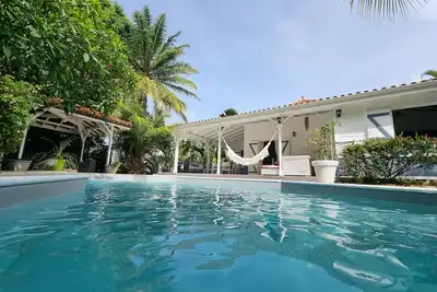 Image de Villa créole avec piscine, entre mer turquoise et jardin tropical