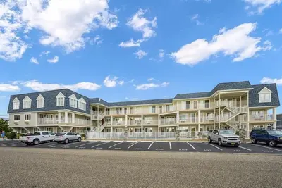 Image de Luxury Beach Block Condo with a heated pool on site!