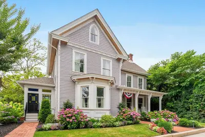 Image de Beautifully Remodeled Historic Designer 6 Bedroom/Walk to Beach/City/Restaurants