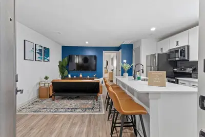 Image de Near Medical District & Walkable to Oak Lawn Bars