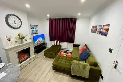 Image de Dagenham 3-Beds, Sleeps 5, 12 min walk to Metro