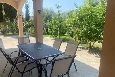 Image de Appartement de deux chambres avec la terrasse Lopar, Rab (A-24597-c)