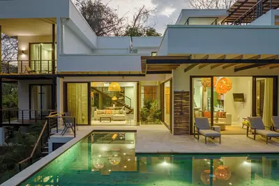 Image de Spacious 5-bedroom luxe, fully equipped villa minutes walk to Pelada beach