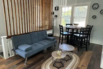 Image de Deland Serenity Place, a Full 2 bedroom Apartment in Historic Downtown Deland.