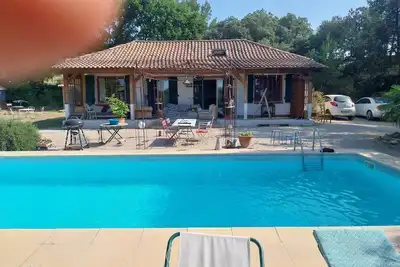 Image de Un petit paradis avec une grande piscine