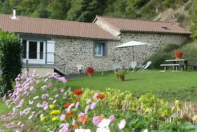 Image de Gîte à la ferme les 3 guêpes : La Grange En Plein Coeur Du Cantal