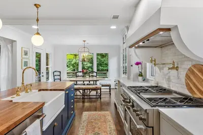 Image de Updated & Spacious Home with Huge Yard, Office and Decks