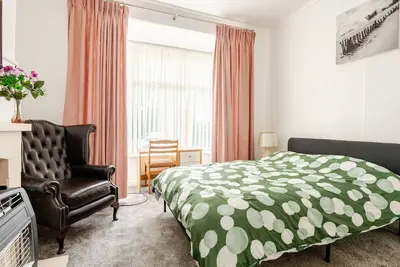 Image de Charmante maison familiale à Bolton avec terrasse et parking gratuit