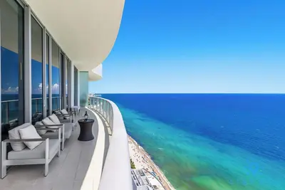 Image de 3br Oceanfront Apt: Beach Access, Balcony & pool