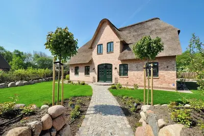 Image de Thatched roof house \"Das Waalhuus\" - The place for family & friends in St. Peter-Dorf