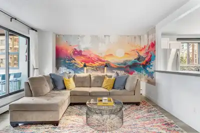 Image de Mural Oasis w Sunroom, Parking, near Stampede