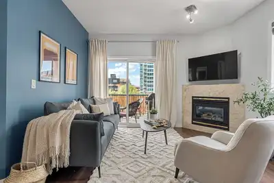 Image de Tranquil Coastal Colour Inspired 2Bdrm w Parking