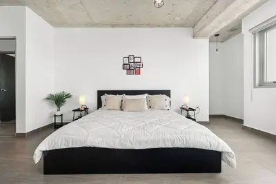 Image de Prime Condado escape | Refreshing pool |  Free parking, | walk to the beach | Vibrant nightlife