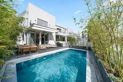 Image de Luxury Brand New Villa with Pool by FeelHome
