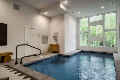 Image de Luxury Cabin: Private Pool, Hot Tub & Game Room!