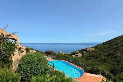 Image de Maison de vacances 'Luca' avec terrasse, piscine partagée, vue sur la mer et climatisation