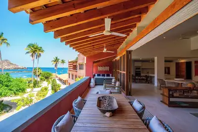 Image de Blend oceanfront retreat where barefoot comfort meets island views and starlit skies.