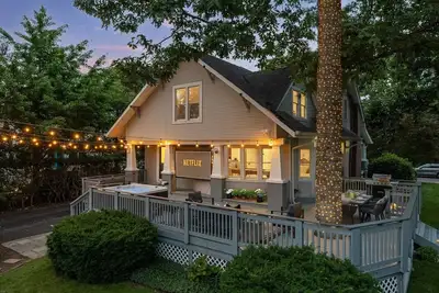 Image de Luxury 5-Br | Hot Tub | Game Room | Walk to Metro