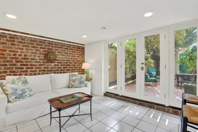 Image de Darling Garden Apartment on Charlton