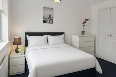 Image de Double-Confort-Douche-Vue sur Rue-Delight Ensuite