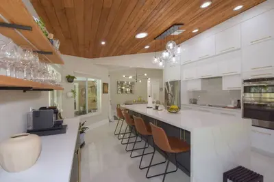 Image de Oasis with Enclosed Heated Pool