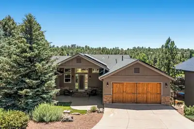 Image de New | Immaculate Cabin | Gym | HotTub | Golf View