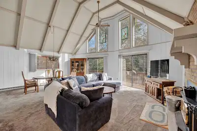 Image de Pocono retreat with firepit, gameroom, expansive deck - dog friendly