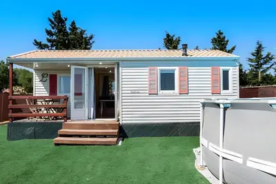 Image de Bungalow cerca playa con piscina, jardín y balcón