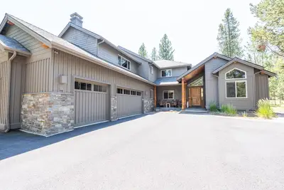 Image de 5 bedroom home w/ private hot tub, shared pool and gourmet kitchen
