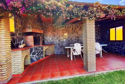 Image de Chalet de dos plantas con jardín
