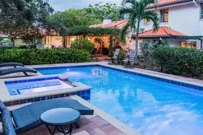 Image de Summer Deals! 4/3. 5 Heated Pool Home Close to Everything!