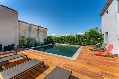 Image de Studio « Avec Vue Piscine » avec piscine partagée, terrasse privée et Wi-Fi