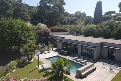 Image de Charmante Villa de vacances avec terrasse, 5 min à la plage!