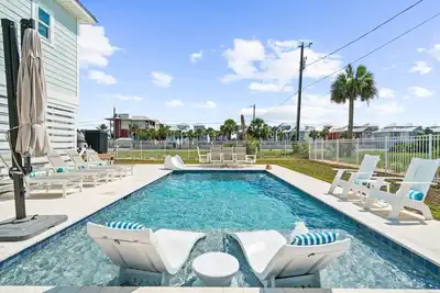 Image de 5 Br Home, Private Pool, Water Views! Steps to beach!