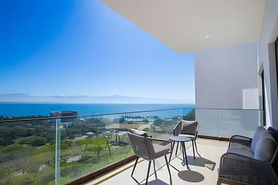 Image de Ocean and bay views with beach club Included