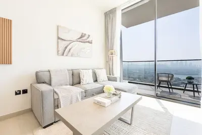 Image de High-Floor 1br with Balcony Overlooking the Lake, Minutes from the Park
